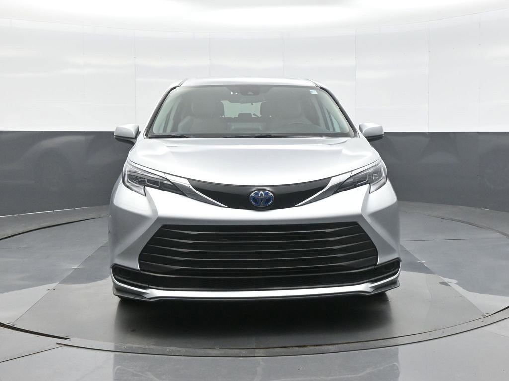 Certified 2024 Toyota Sienna LE image 3