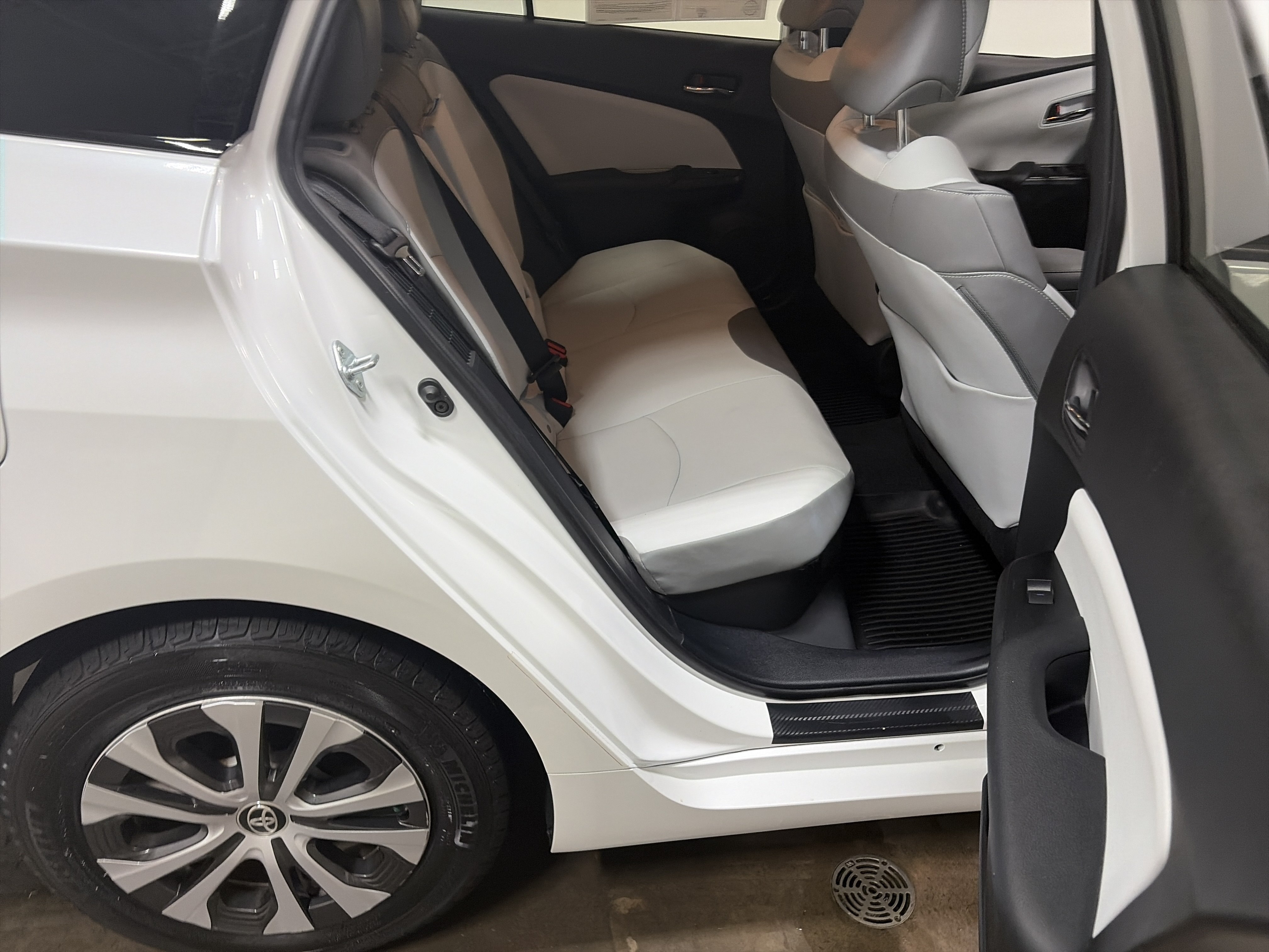 Used 2022 Toyota Prius Prime Limited FWD image 29