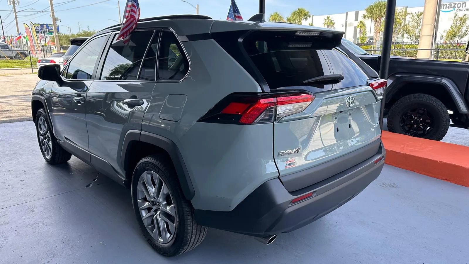 Used 2023 Toyota RAV4 XLE Premium image 3