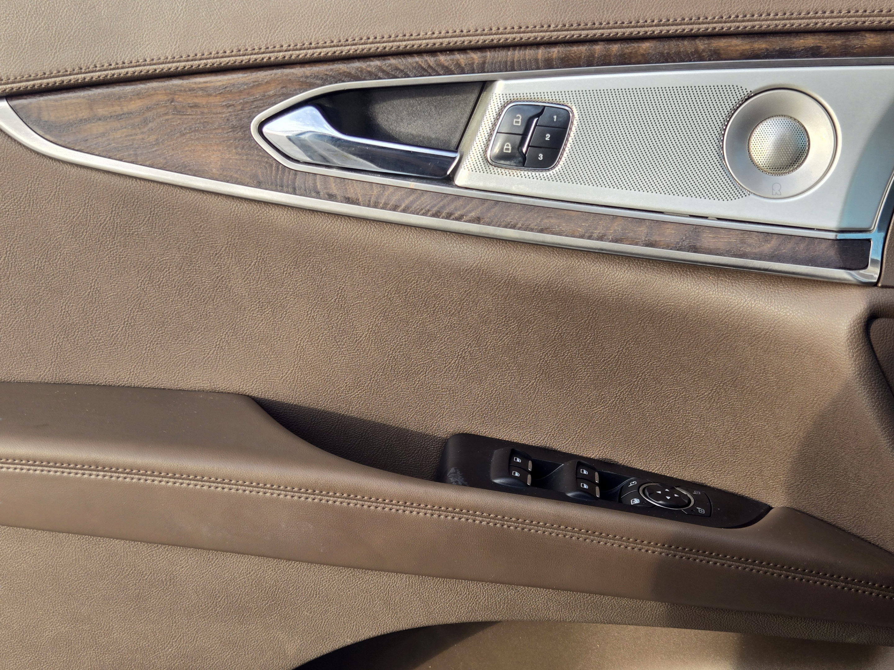 Used 2016 Lincoln MKX Reserve w/ Luxury Package FWD image 20