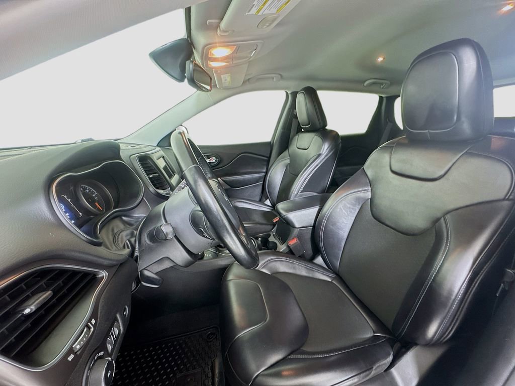 Used 2020 Jeep Cherokee Latitude Plus w/ Comfort/Convenience Group image 10