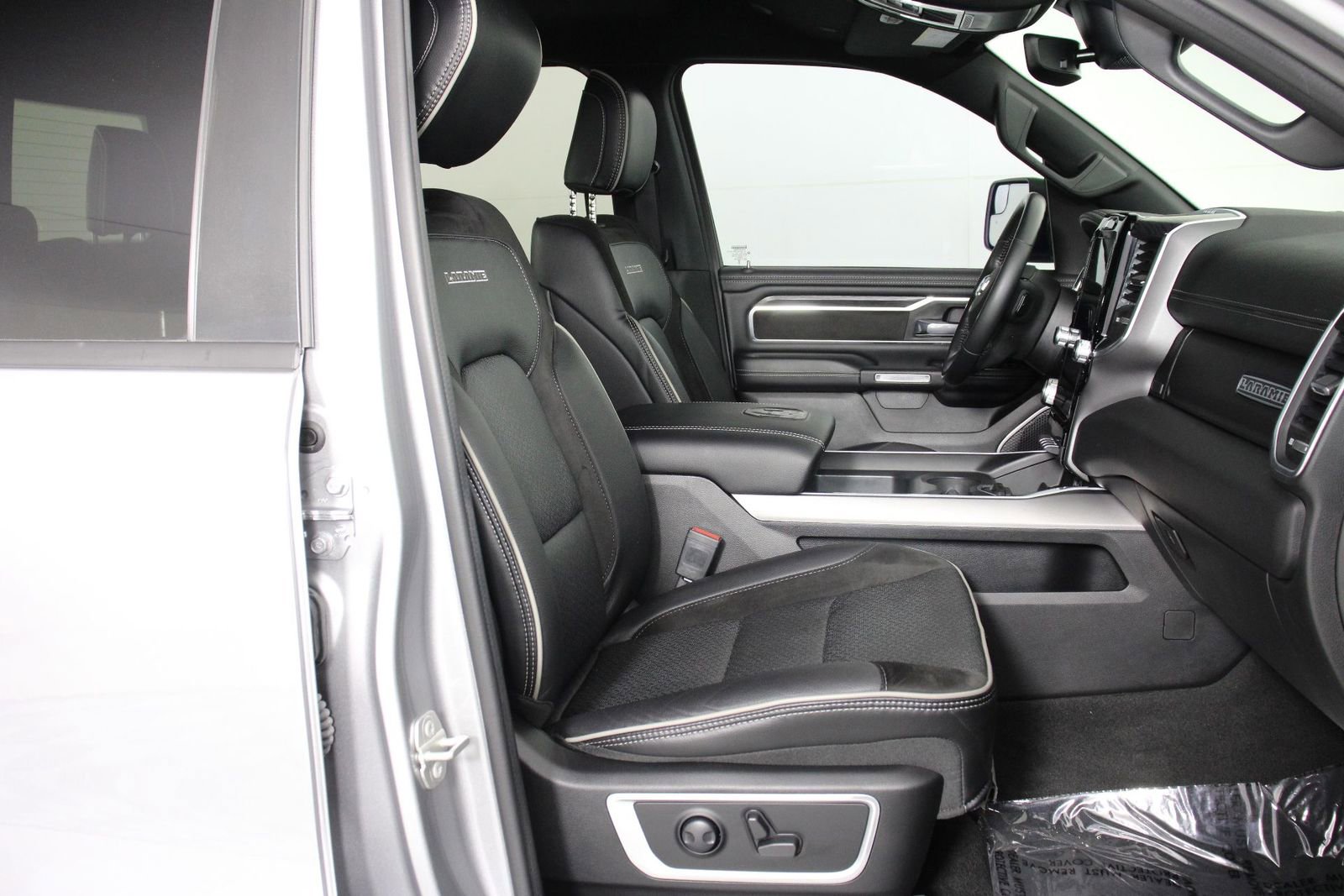 Used 2023 RAM 1500 Laramie AWD/4WD image 27