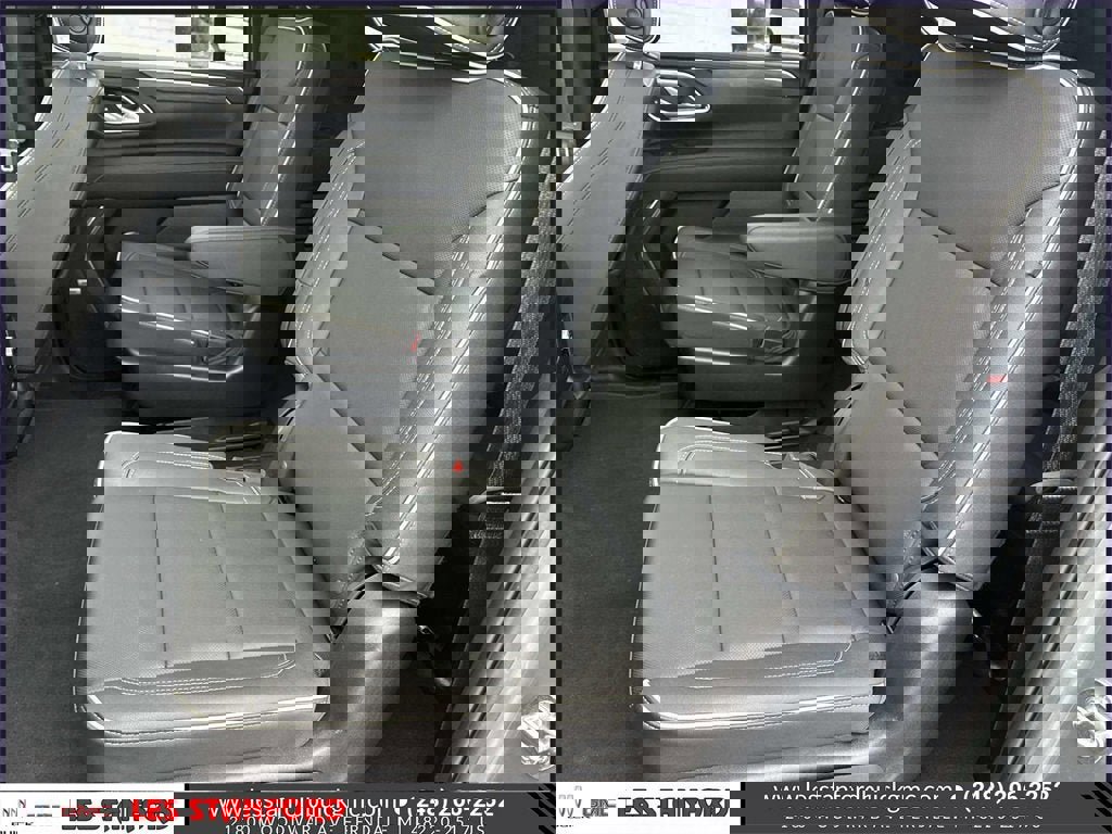 Used 2024 GMC Yukon XL SLT w/ SLT Premium Package image 13