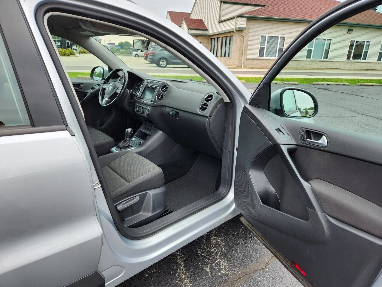 Used 2018 Volkswagen Tiguan Limited w/ Premium Package image 17