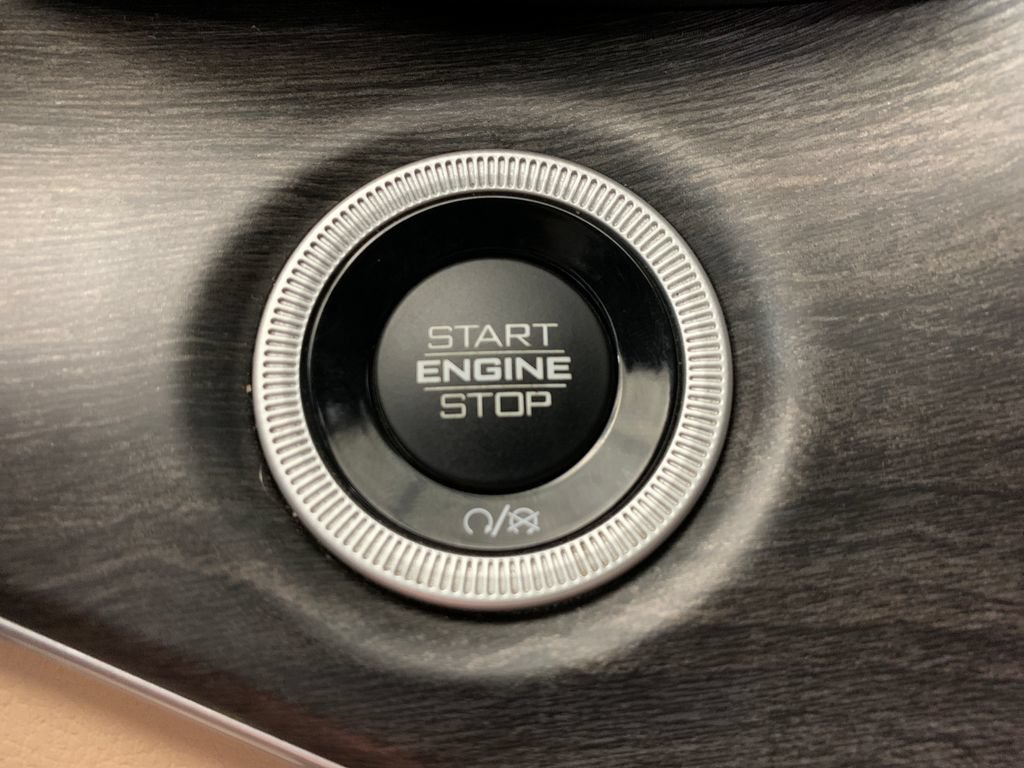 Used 2023 Jeep Grand Cherokee Limited w/ Luxury Tech Group II AWD/4WD image 18