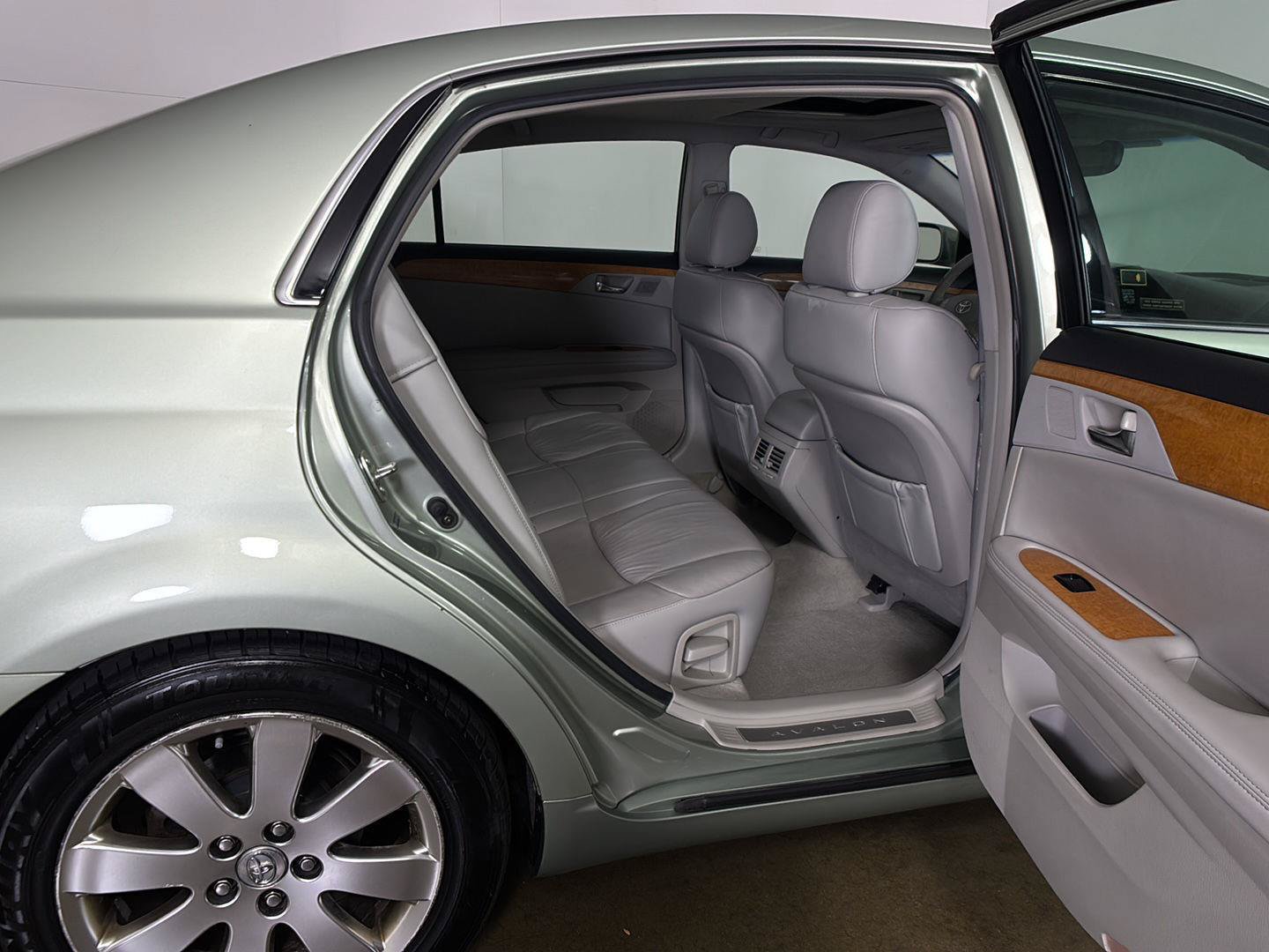 Used 2006 Toyota Avalon XLS FWD image 16