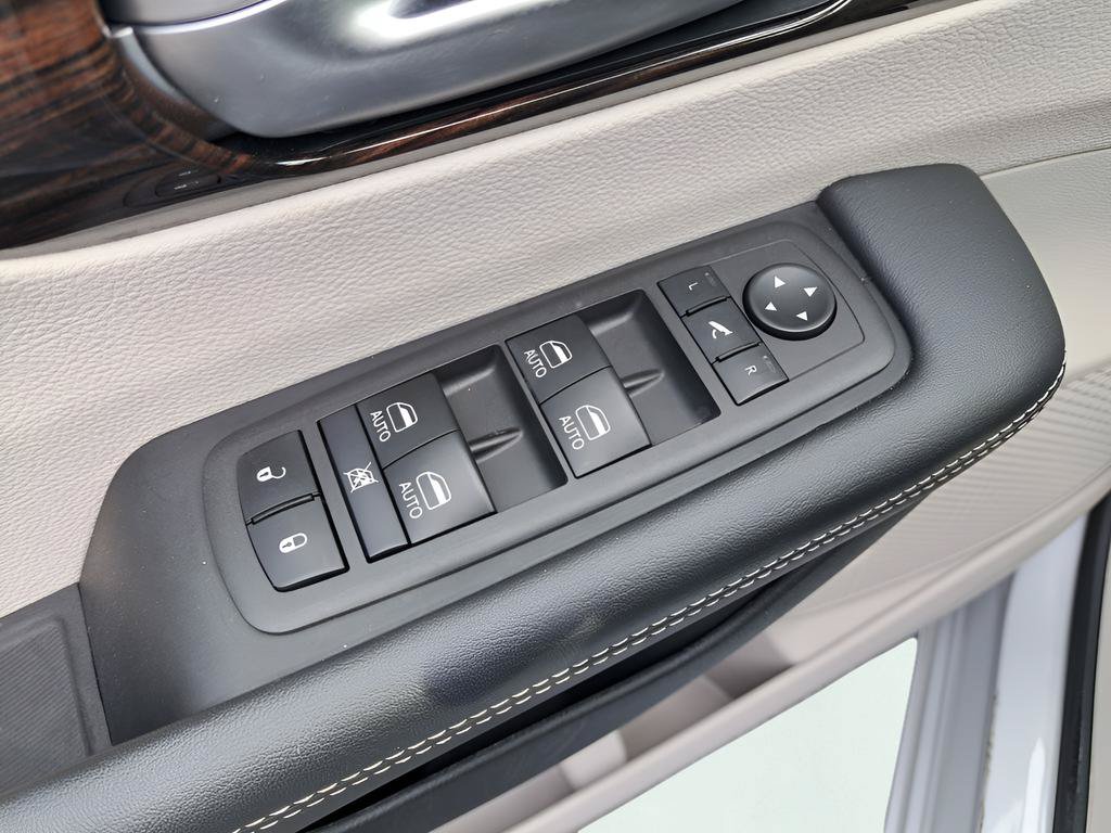 Used 2024 Chrysler Pacifica Limited FWD image 30