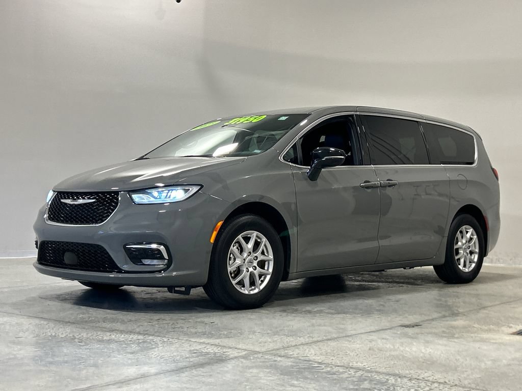 Used 2025 Chrysler Pacifica Select FWD image 2