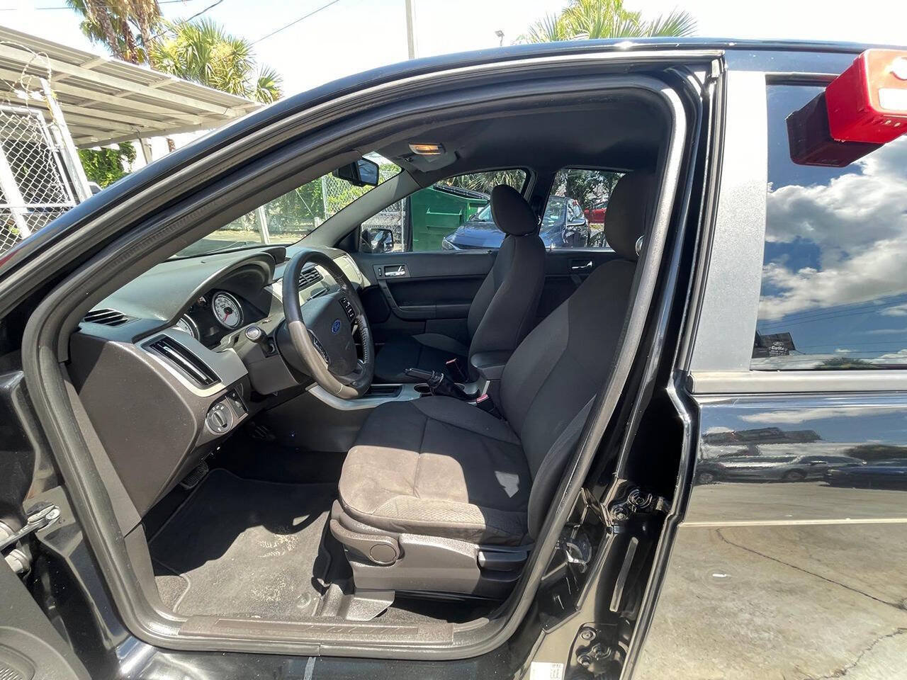 Used 2011 Ford Focus SES FWD image 6