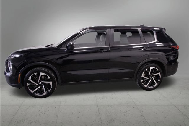 Used 2022 Mitsubishi Outlander SE image 2