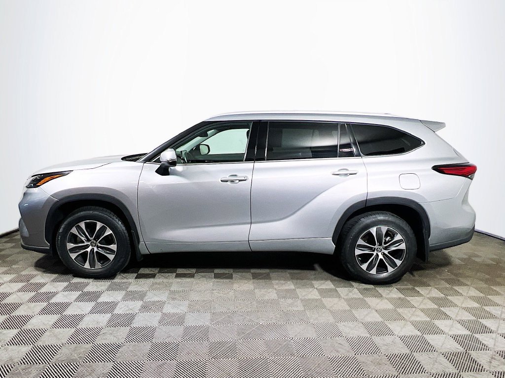Used 2022 Toyota Highlander XLE AWD/4WD image 4