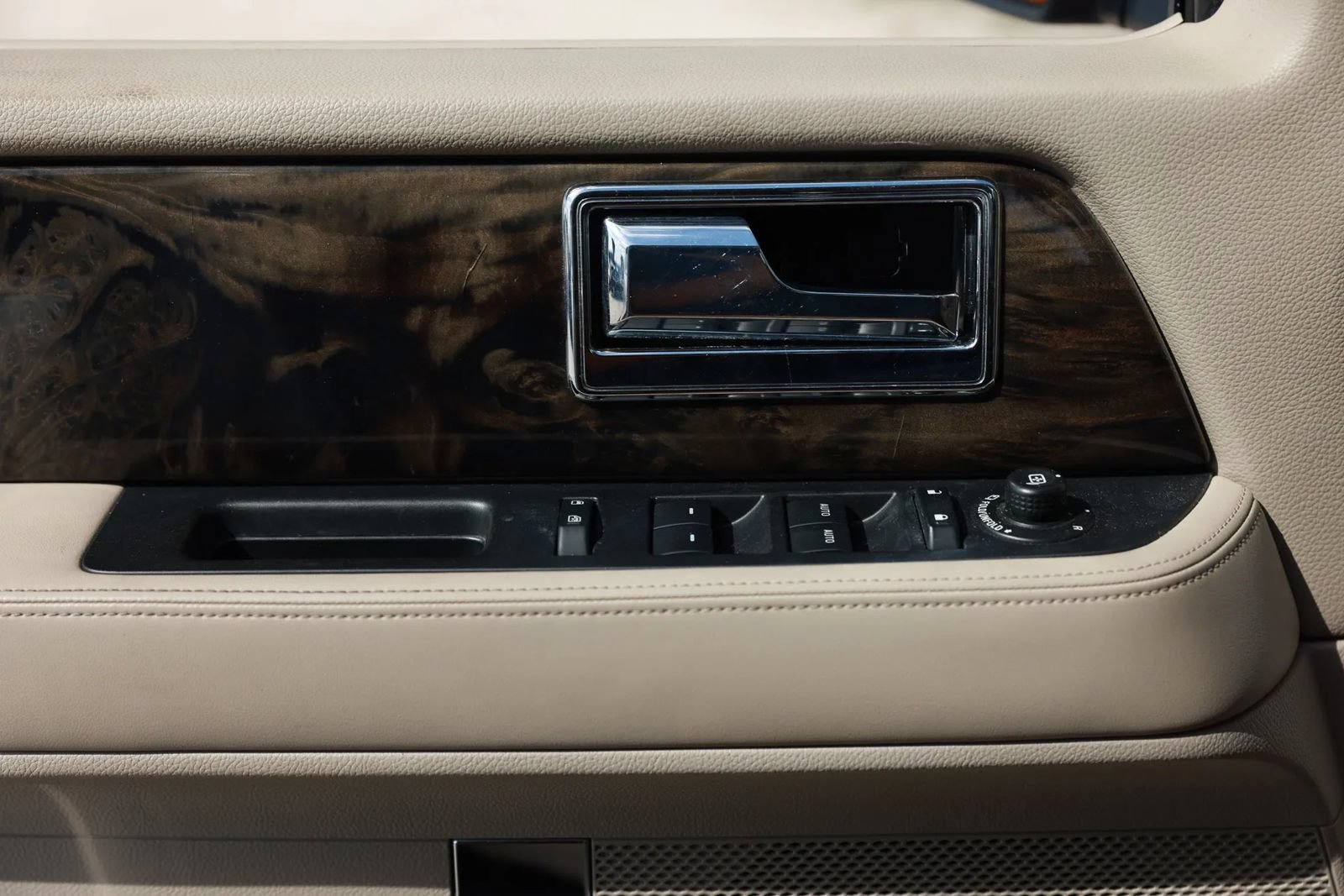 Used 2015 Lincoln Navigator L 2WD image 46