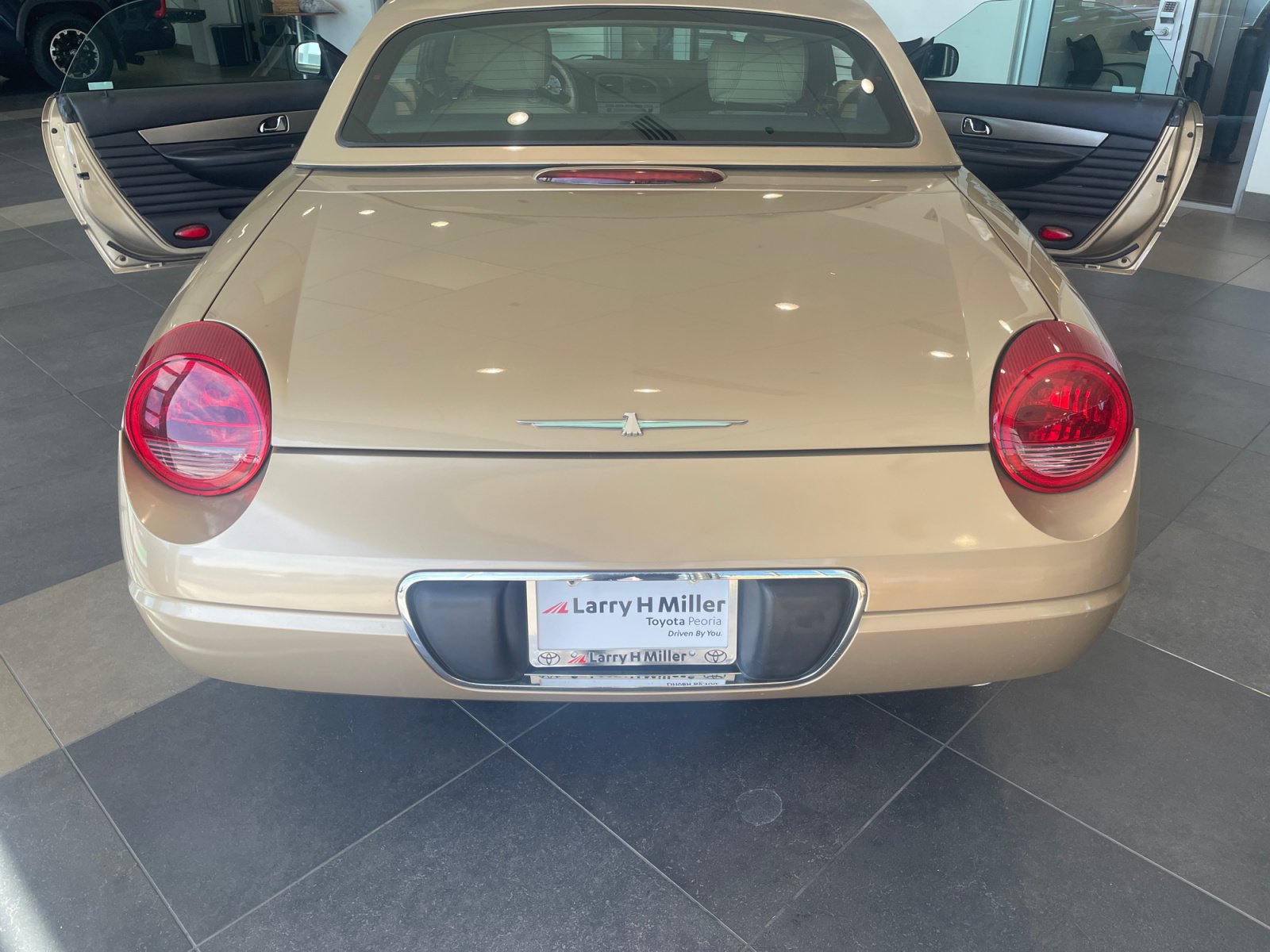 Used 2005 Ford Thunderbird RWD image 19