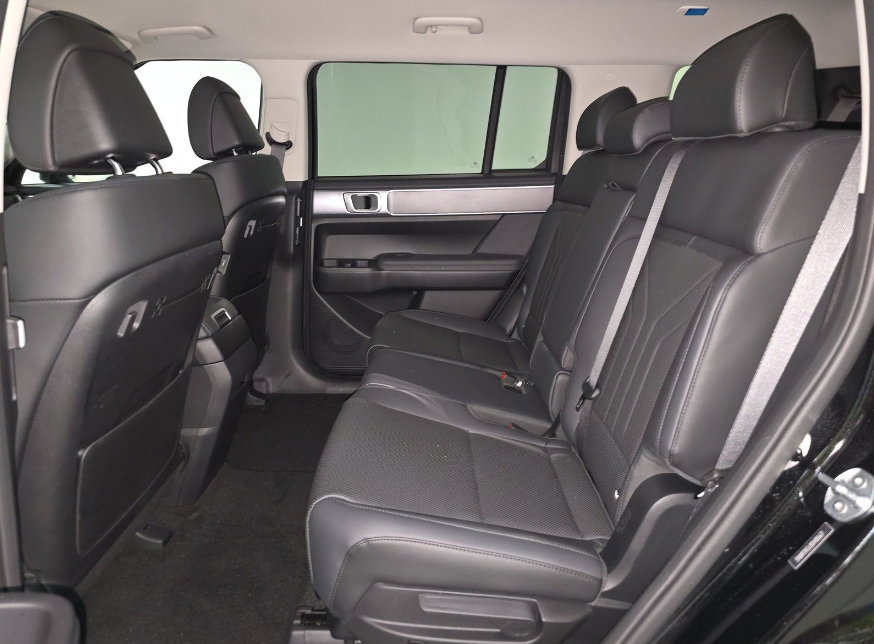 Used 2025 Hyundai Santa Fe SEL FWD image 11