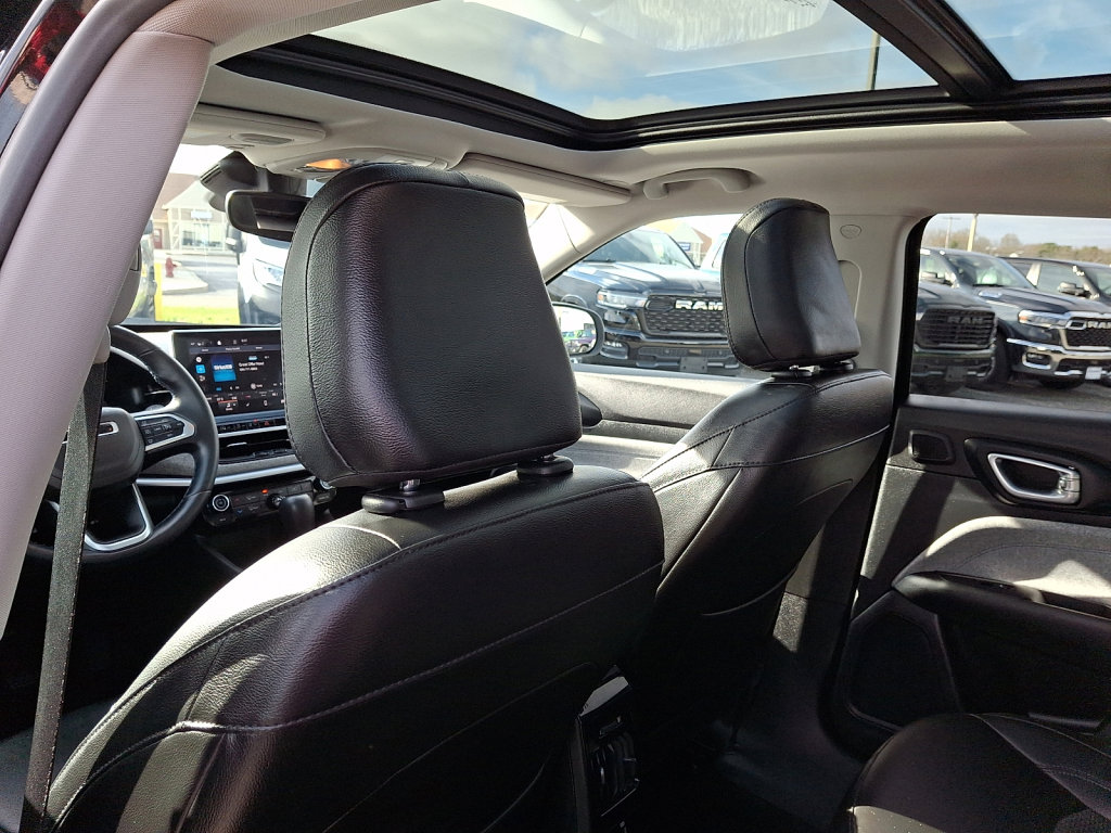 Used 2022 Jeep Compass Latitude w/ Sun and Sound Group AWD/4WD image 21