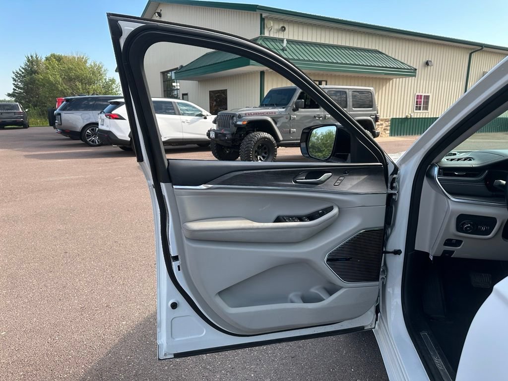 Used 2021 Jeep Grand Cherokee L Overland w/ Advanced Protech Group III AWD/4WD image 7