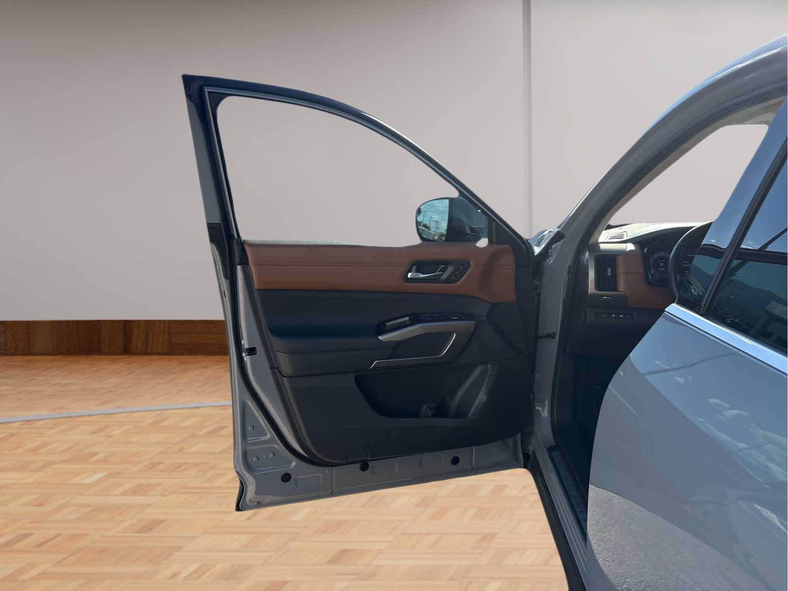 Used 2025 Nissan Pathfinder Platinum w/ Cargo Package FWD image 9