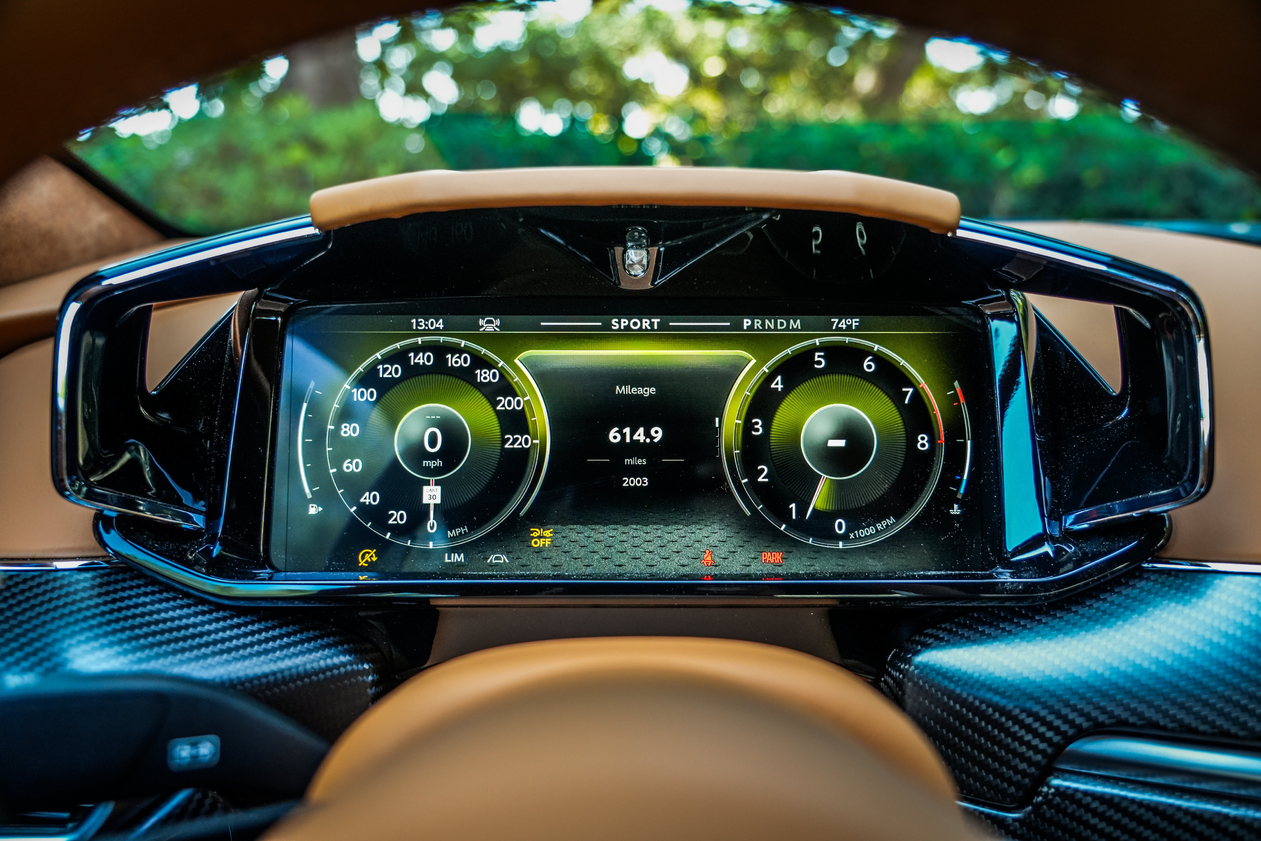 Used 2025 Aston Martin V8 Vantage Coupe RWD image 14