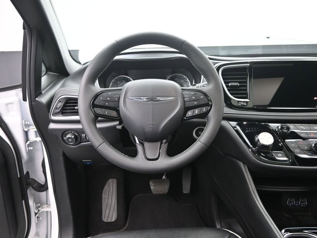 Used 2025 Chrysler Pacifica Limited image 25