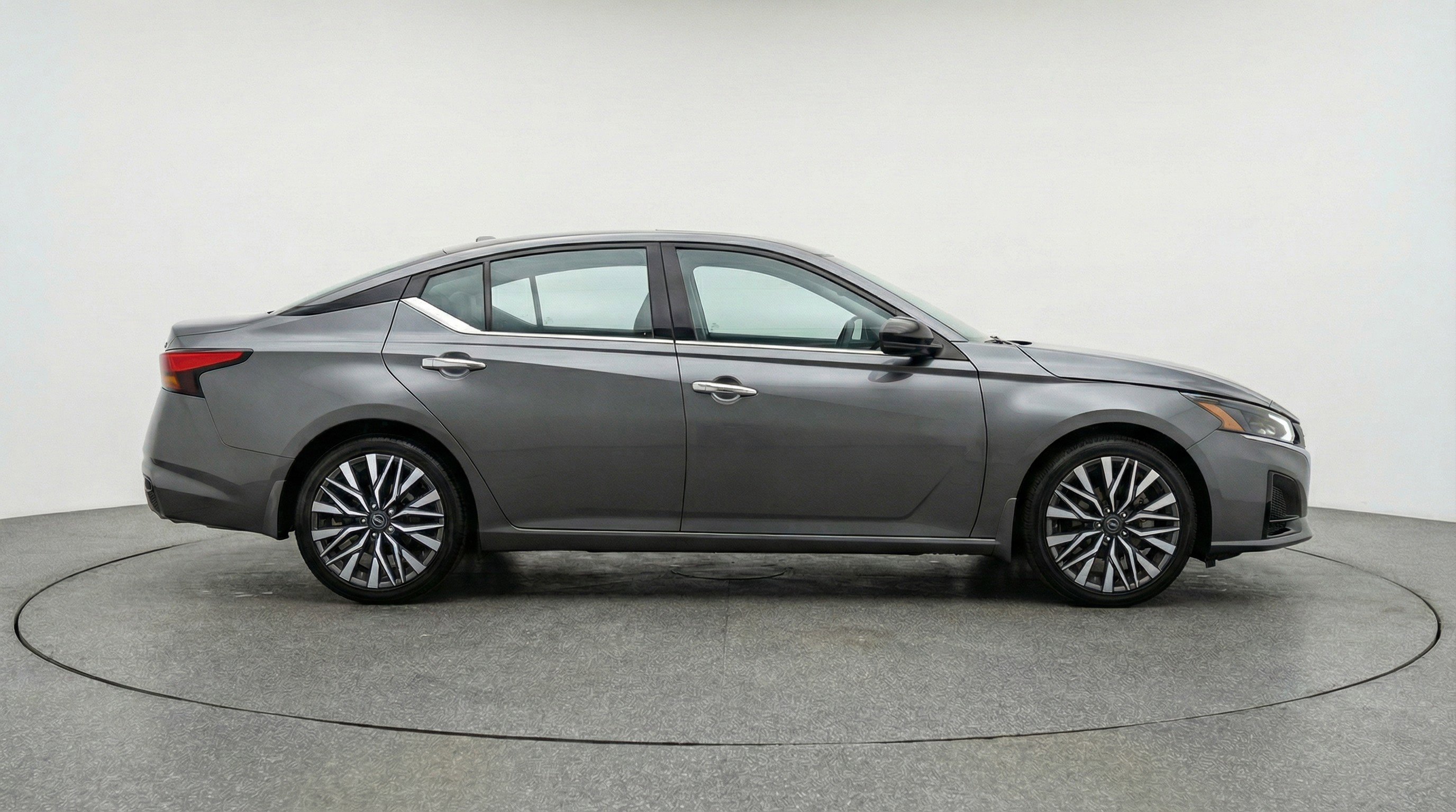 Used 2025 Nissan Altima 2.5 SV FWD image 11