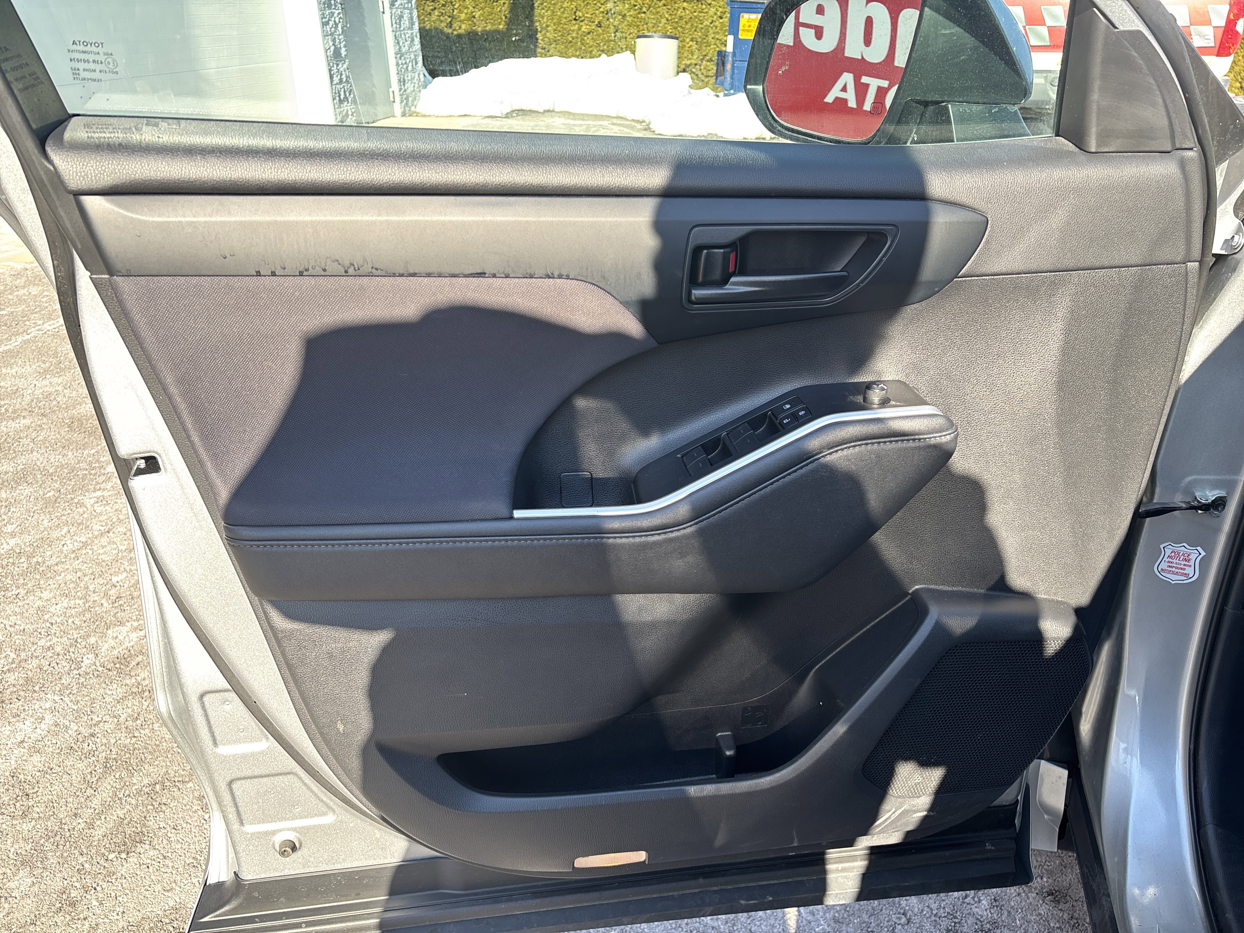 Used 2024 Toyota Highlander LE image 17