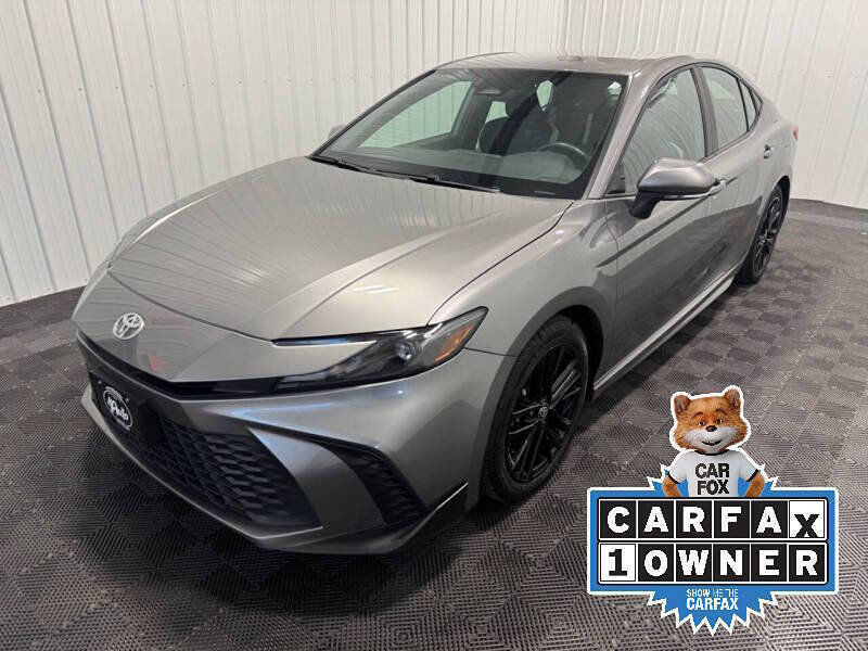 Used 2025 Toyota Camry SE image 1