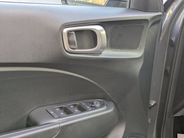 Used 2025 Hyundai Venue SEL image 3