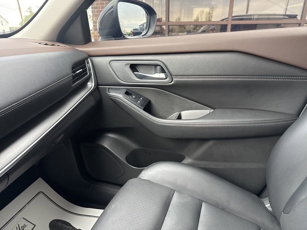 Used 2023 Nissan Rogue SV w/ SV Premium B Package image 38