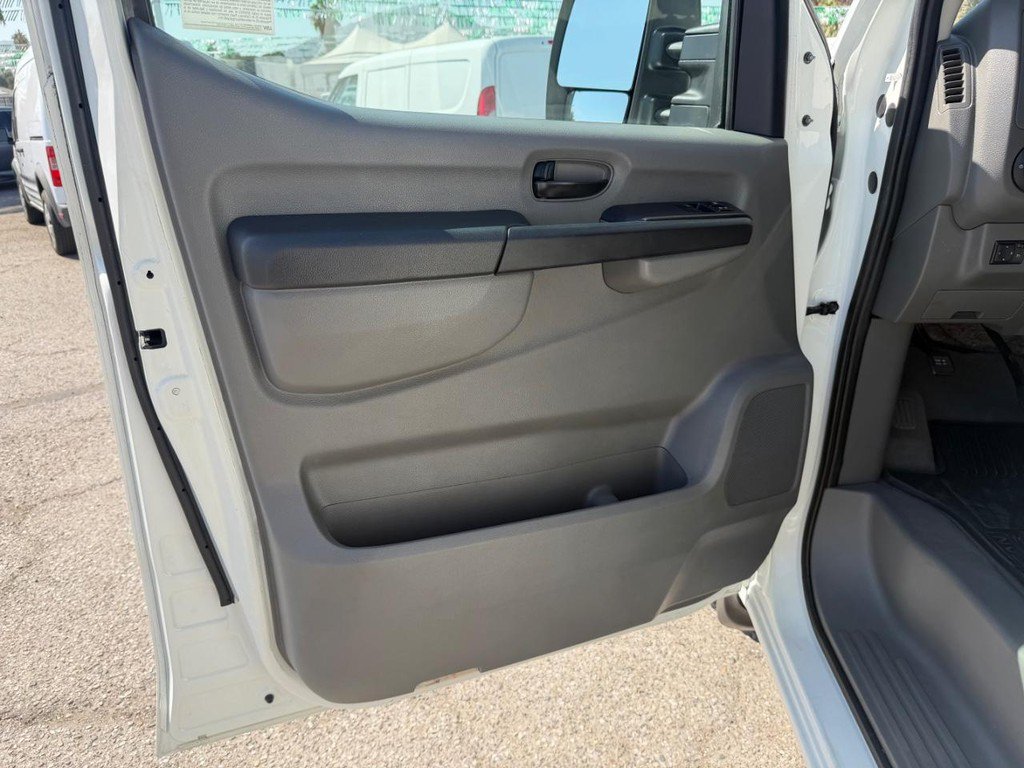 Used 2015 Nissan NV 3500 SV w/ Technology Package RWD image 15