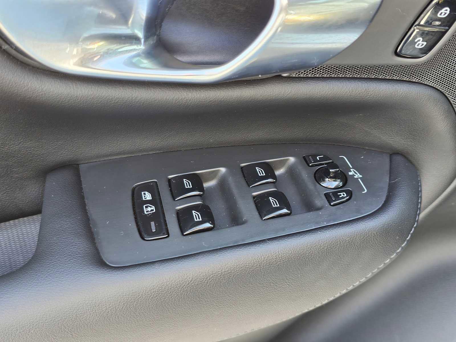 Certified 2025 Volvo XC90 B5 Core image 24