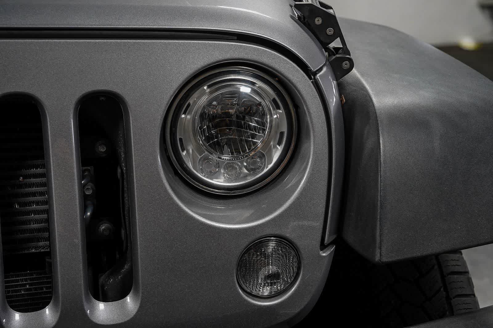 Used 2018 Jeep Wrangler Unlimited Rubicon w/ Connectivity Group AWD/4WD image 7