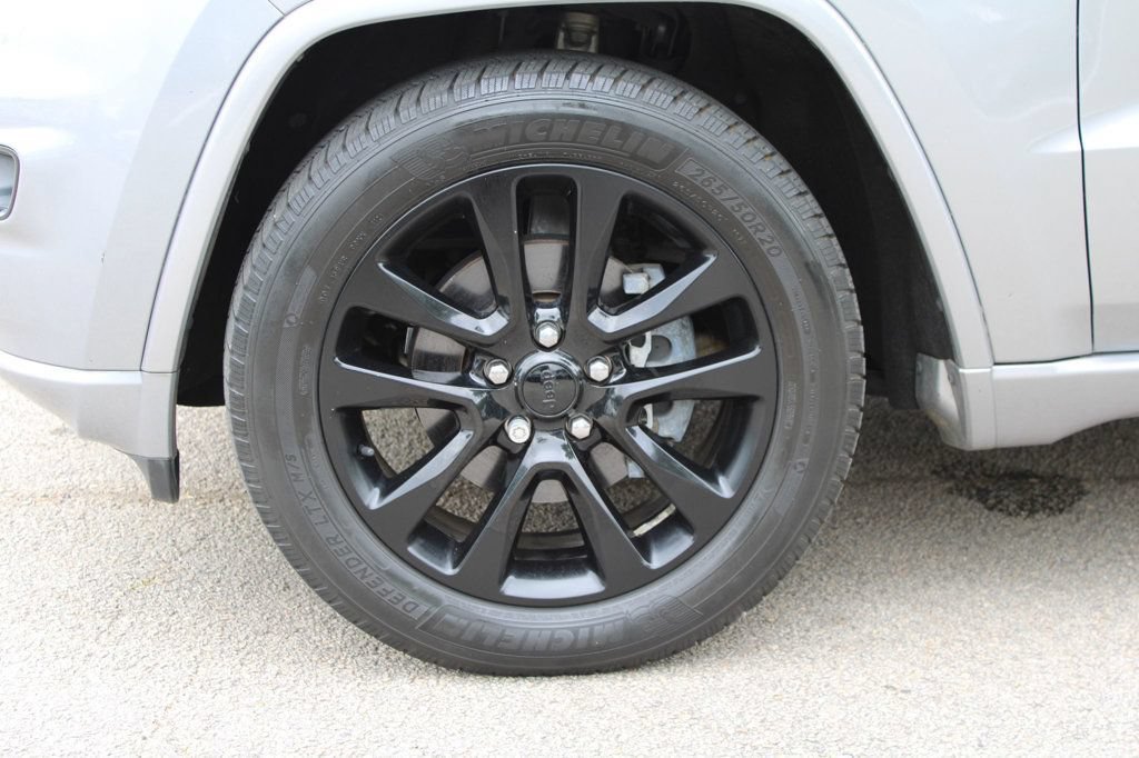 Used 2017 Jeep Grand Cherokee Altitude RWD image 32