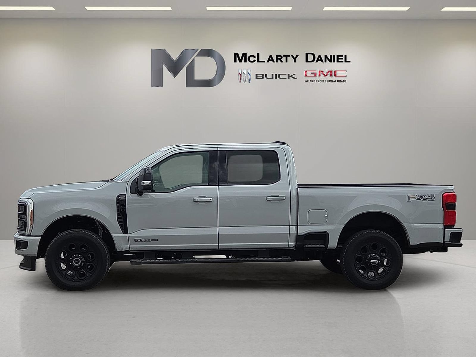 Used 2025 Ford F350 Lariat w/ Lariat Ultimate Package AWD/4WD image 2