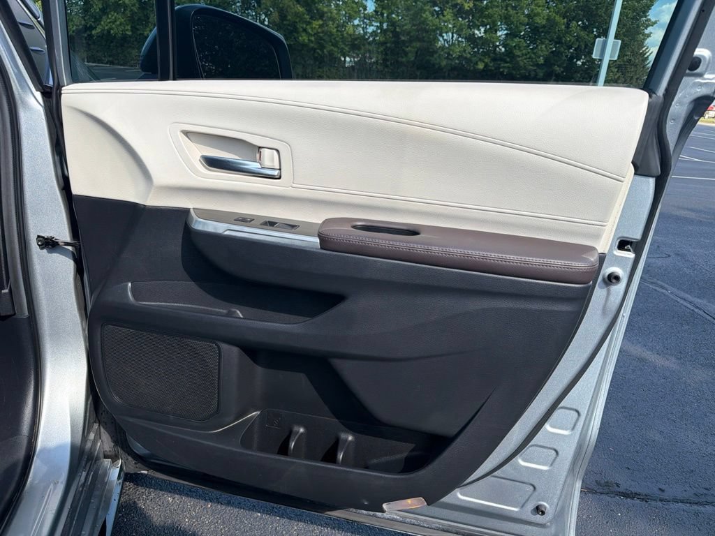 Used 2024 Toyota Sienna Platinum FWD image 28