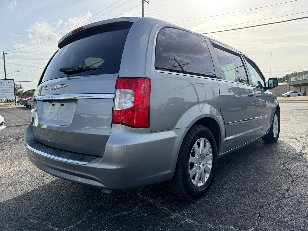 Used 2015 Chrysler Town & Country Touring FWD image 5