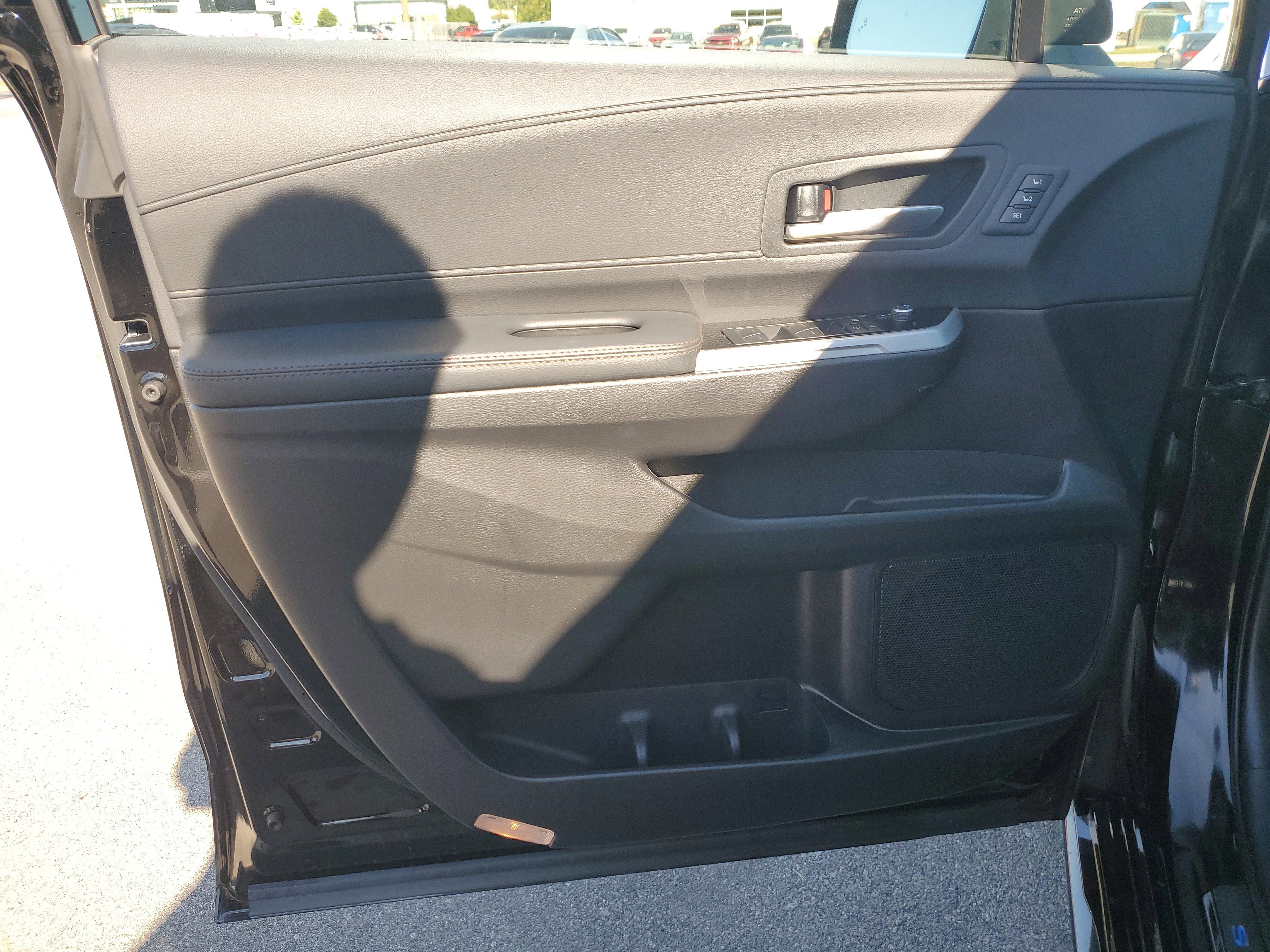Used 2025 Toyota Sienna Limited image 18