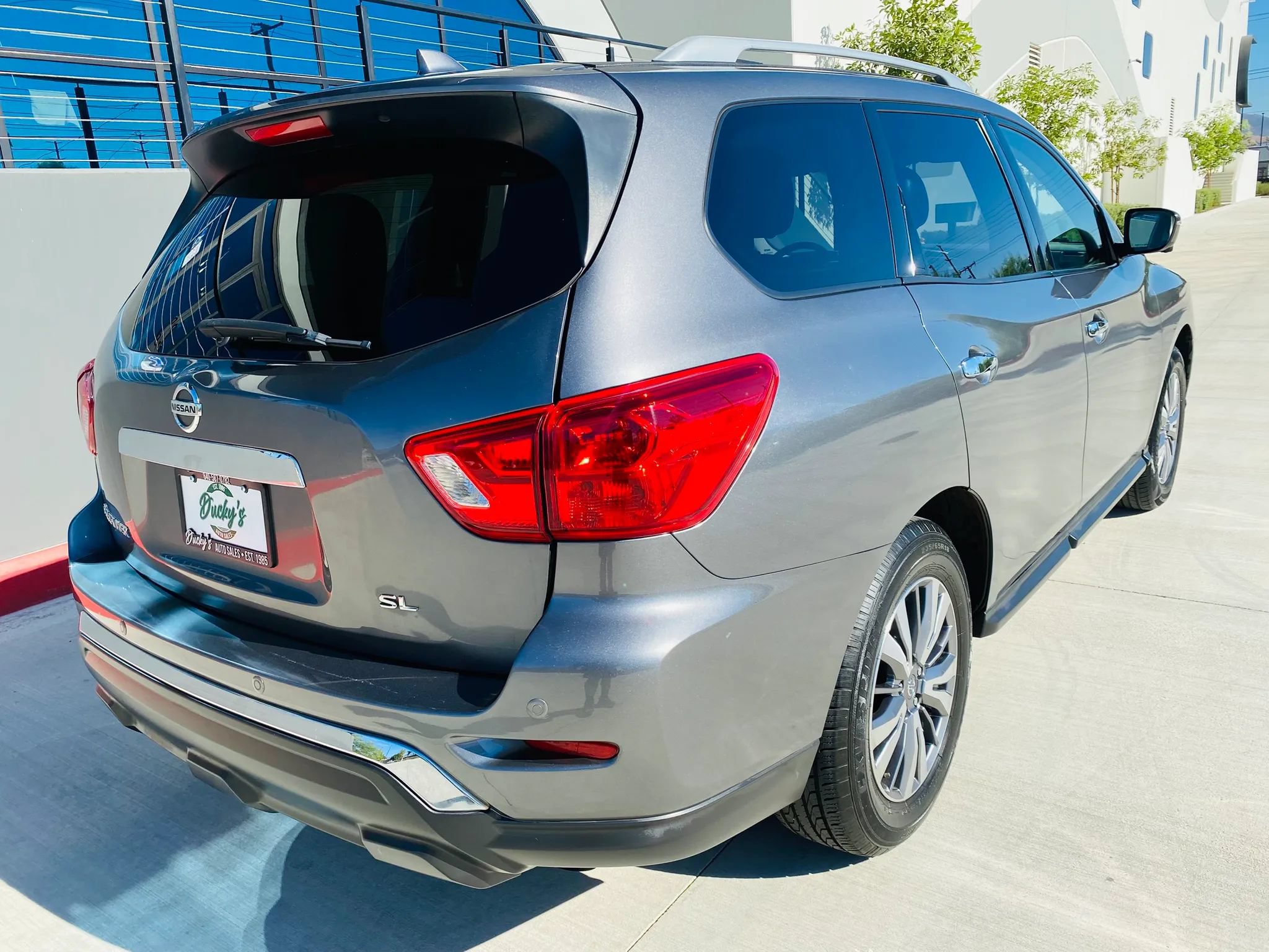 Used 2019 Nissan Pathfinder SL FWD image 11