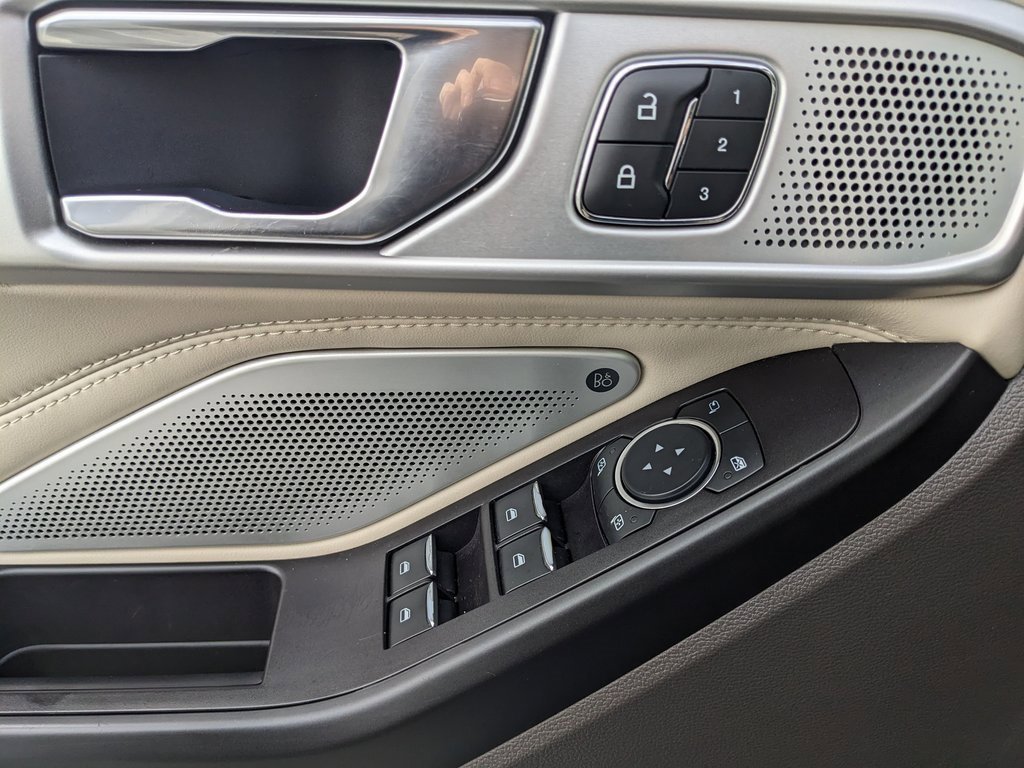 Used 2020 Ford Explorer Platinum w/ Premium Technology Package image 60