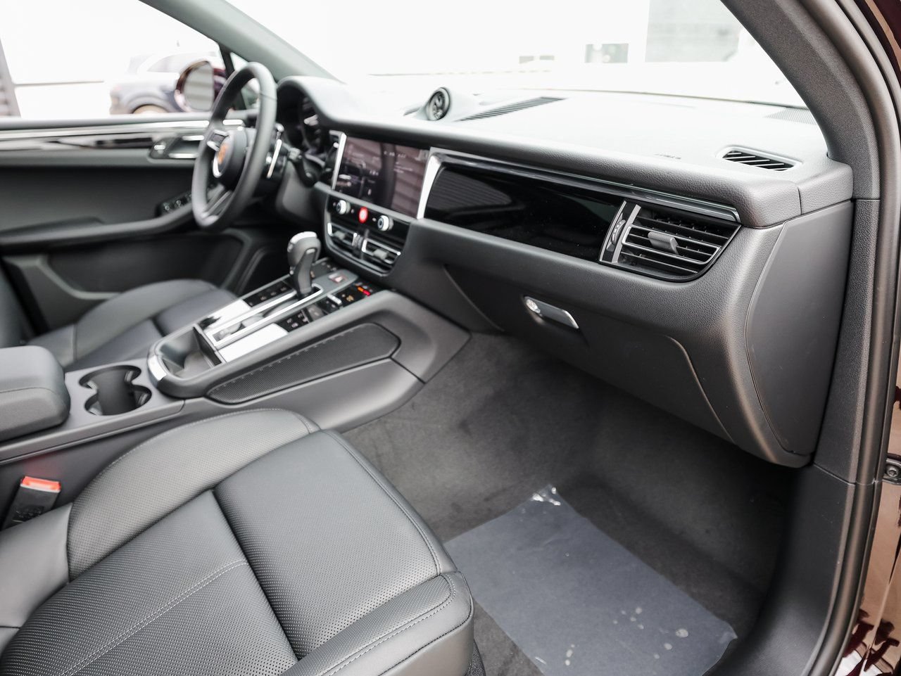 Certified 2026 Porsche Macan AWD/4WD image 28