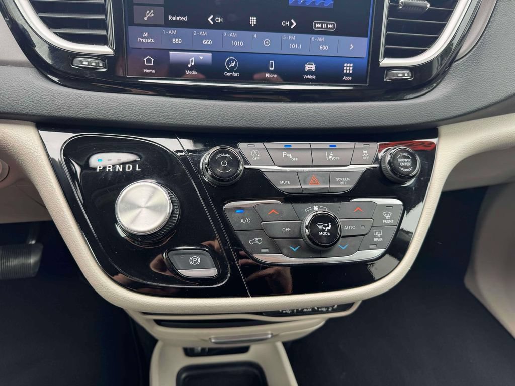 Used 2023 Chrysler Pacifica Touring-L FWD image 31