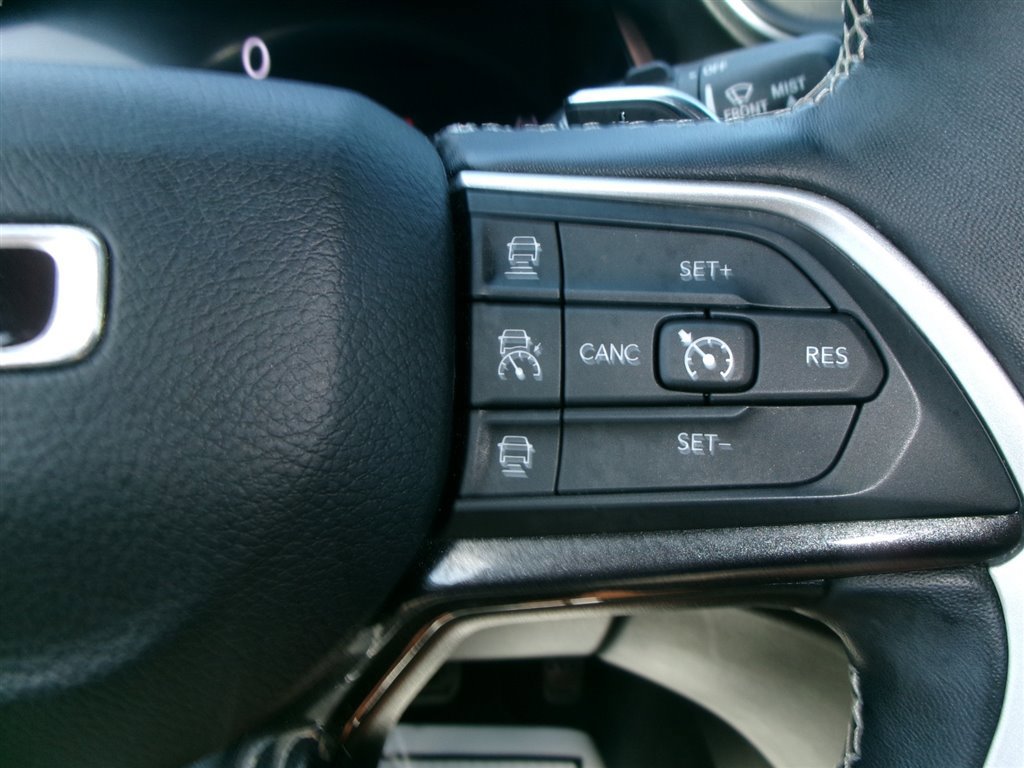 Used 2022 Jeep Grand Cherokee Laredo w/ Luxury Tech Group I image 17