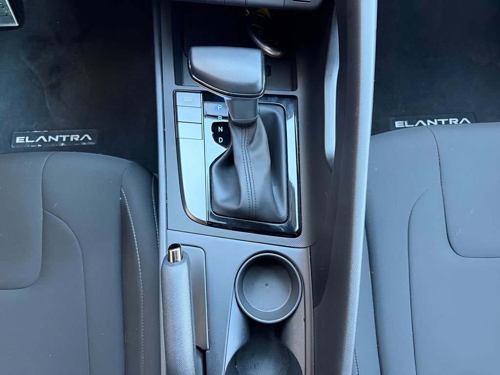 Used 2025 Hyundai Elantra Blue image 27