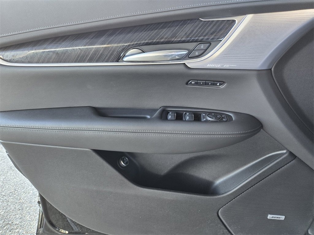 Used 2025 Cadillac XT6 Premium Luxury image 38