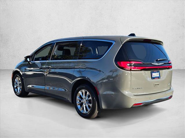 Used 2023 Chrysler Pacifica Touring-L w/ Uconnect Theater Family Group AWD/4WD image 8