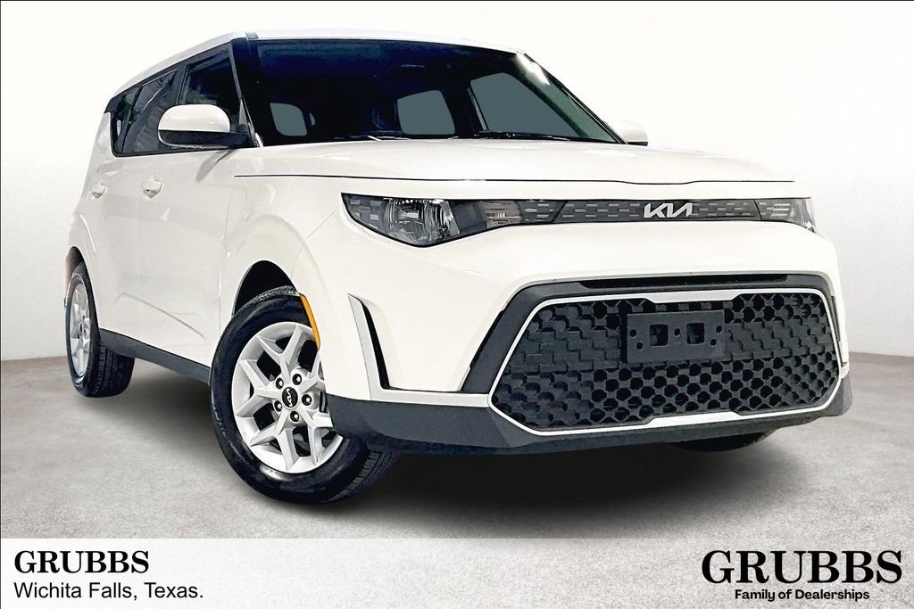 Used 2025 Kia Soul LX FWD image 1