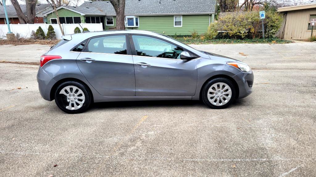 Used 2017 Hyundai Elantra GT image 2