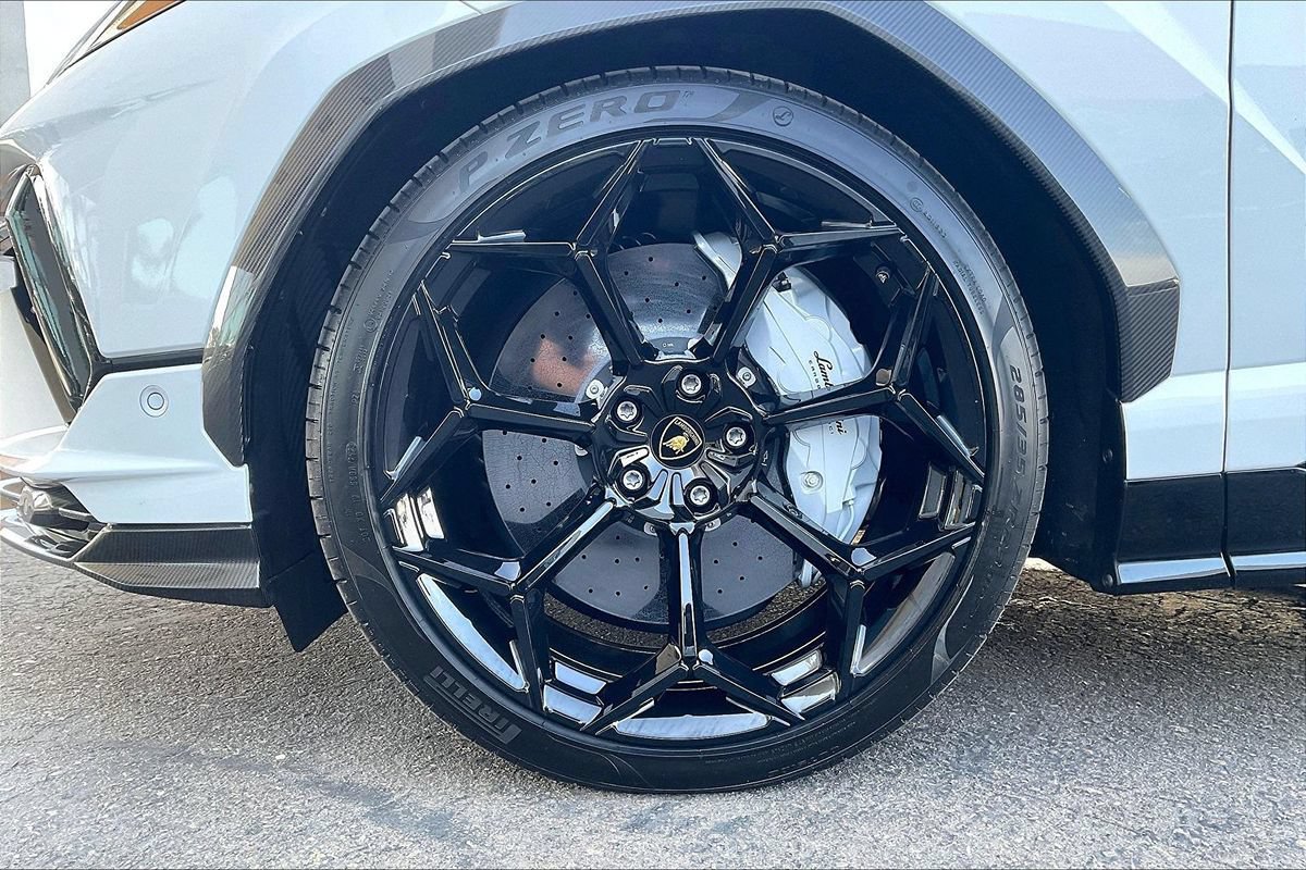Used 2023 Lamborghini Urus Performante AWD/4WD image 7