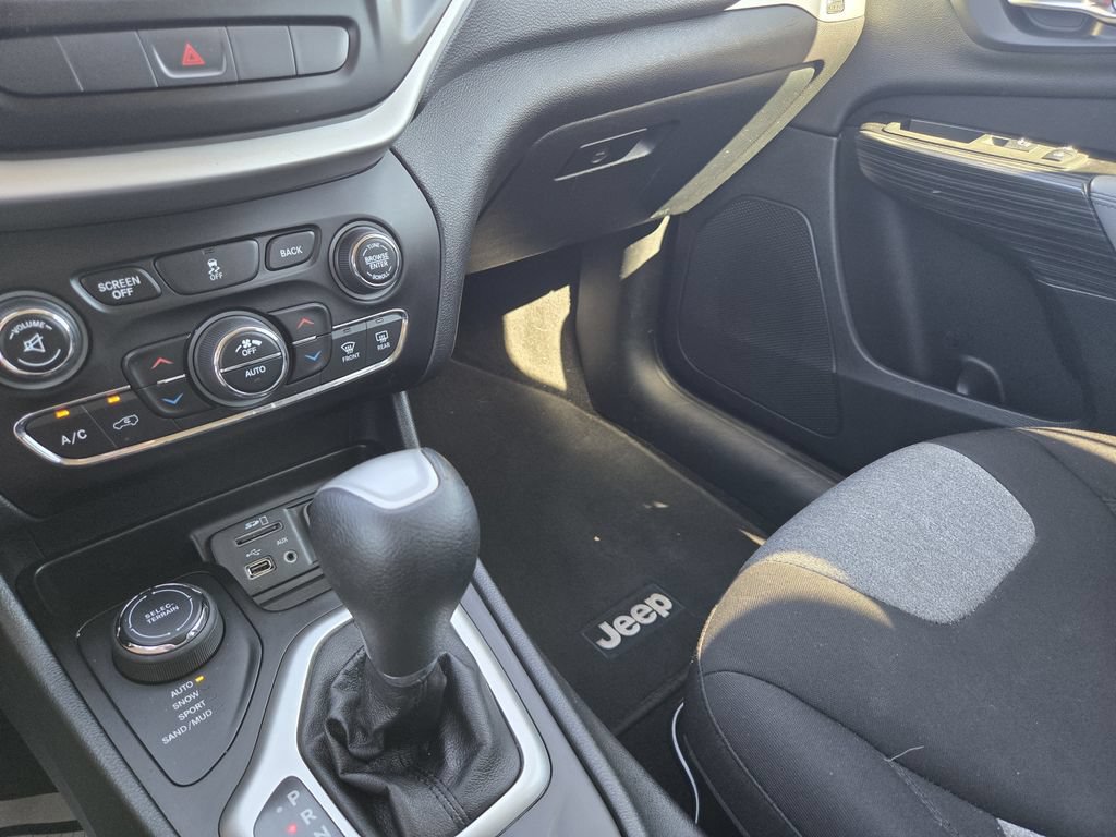 Used 2014 Jeep Cherokee Latitude w/ Comfort/Convenience Group AWD/4WD image 14