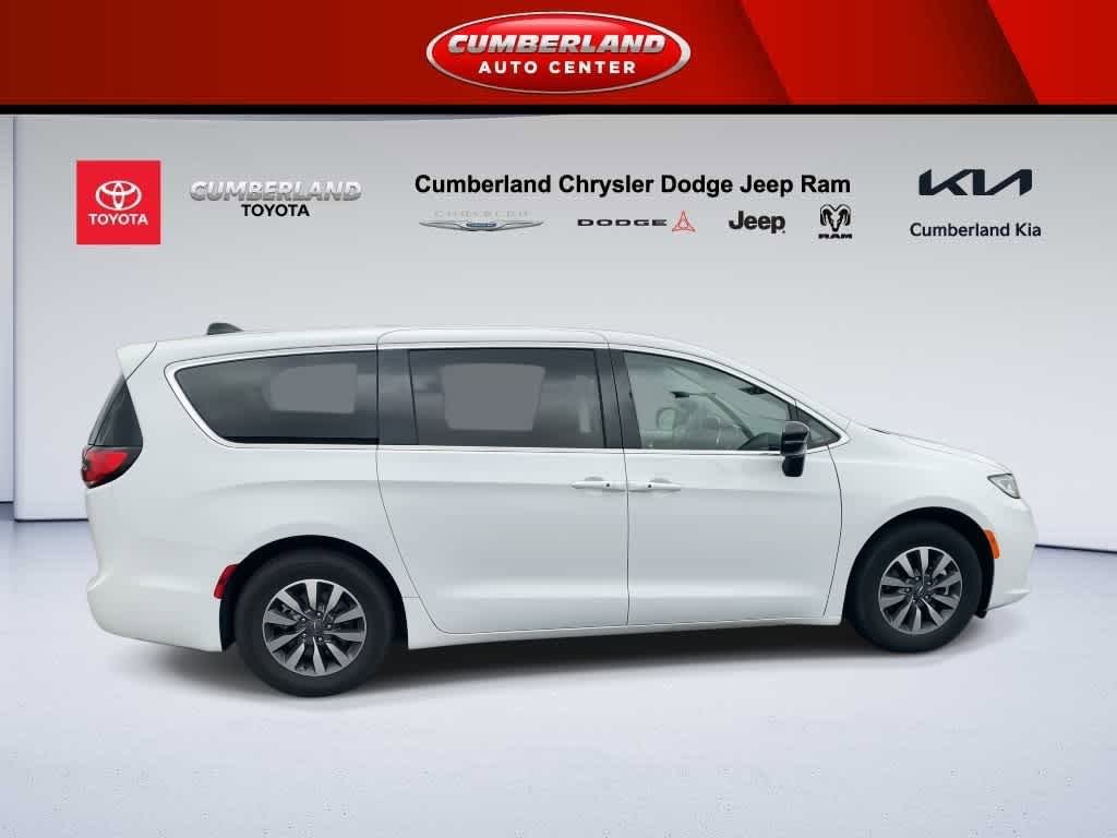 Used 2024 Chrysler Pacifica Select image 9