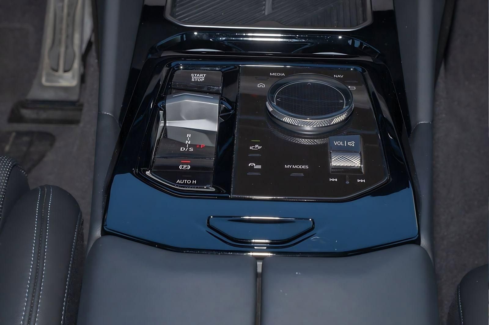 Used 2025 BMW 530i w/ M Sport Package image 26